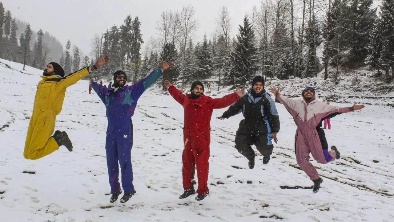 Jammu and Kashmir: Fresh snowfall in Bhaderwah delights tourists, boosts winter 
